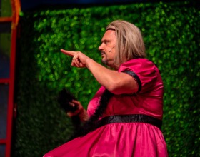 Scena Letnia Teatru Wybrzeże „Tajemnicza Irma Vep” 